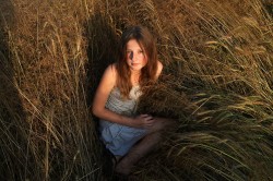 Nathalie in a field (2011) © Aga Cebula