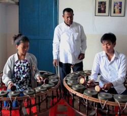 Pin Peat Class in Phnom Penh, Cambodia - Commission for Cambodian Living Arts - Charity work (2013) © Aga Cebula