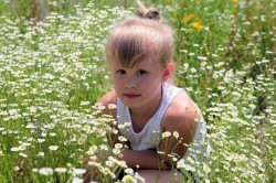 Sara in a field of flowers (2012) © Aga Cebula