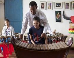 Pin Peat Class in Phnom Penh, Cambodia - Commission for Cambodian Living Arts - Charity work (2013) © Aga Cebula