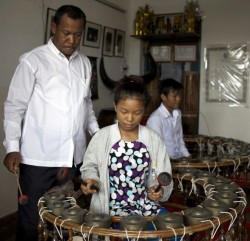 Pin Peat Class in Phnom Penh, Cambodia - Commission for Cambodian Living Arts - Charity work (2013) © Aga Cebula